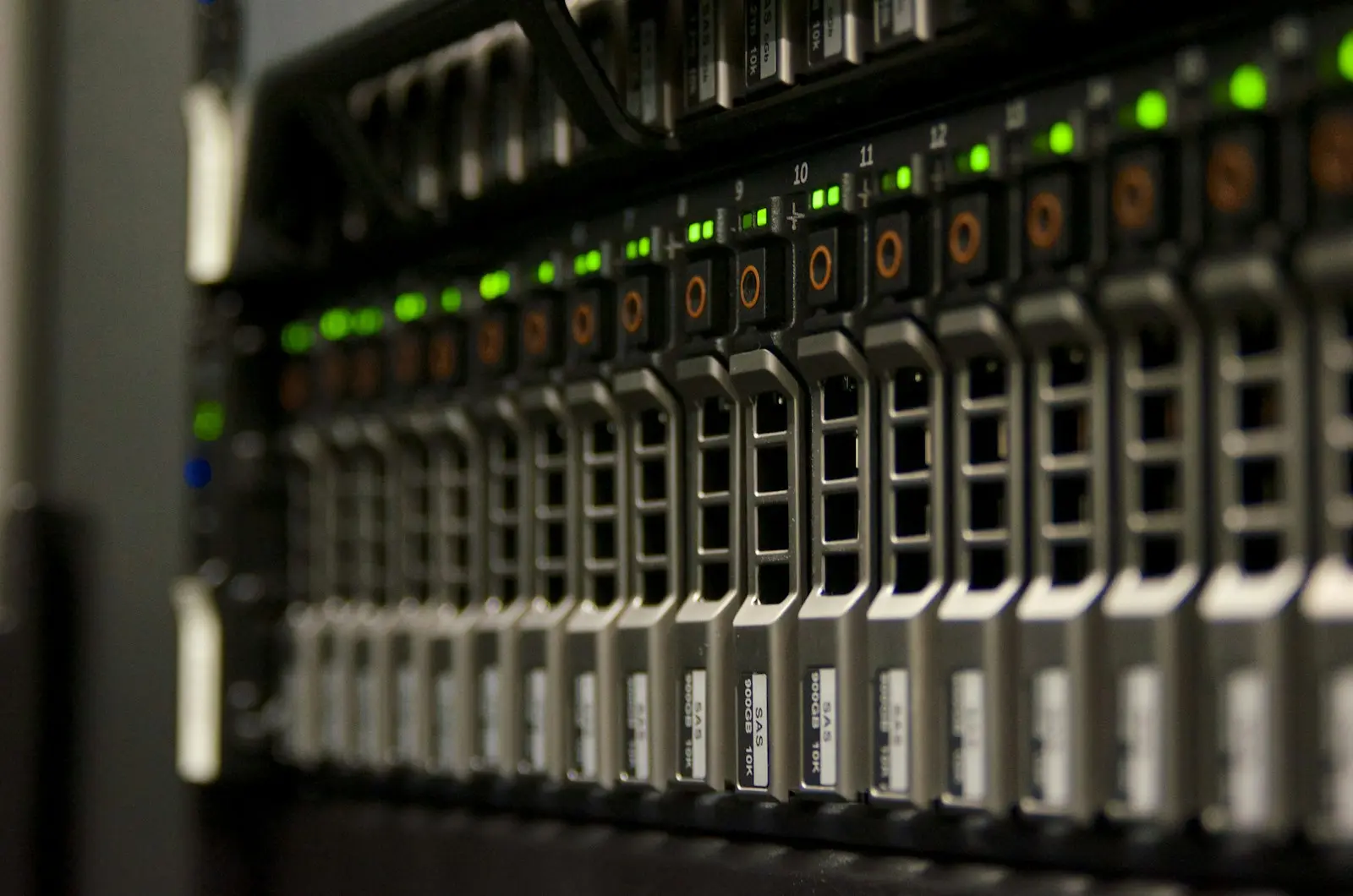 Serverrack met opslag en groene statuslampjes