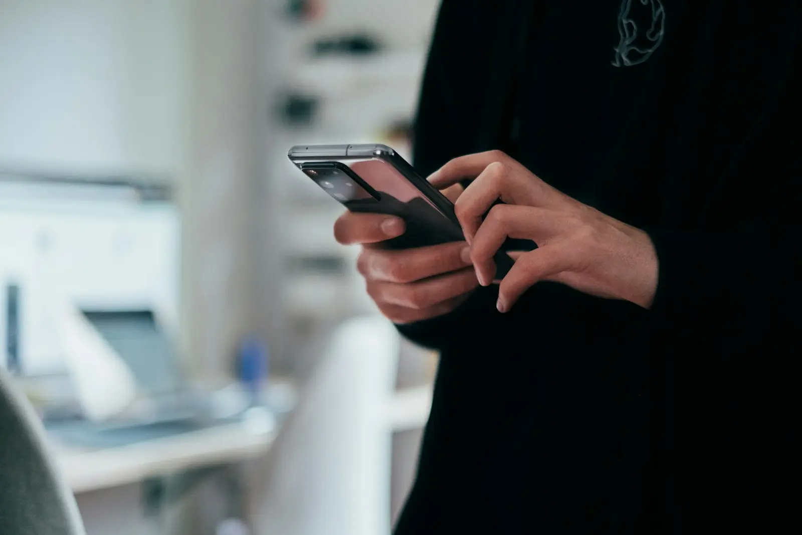 Iemand leest een bericht op de smartphone