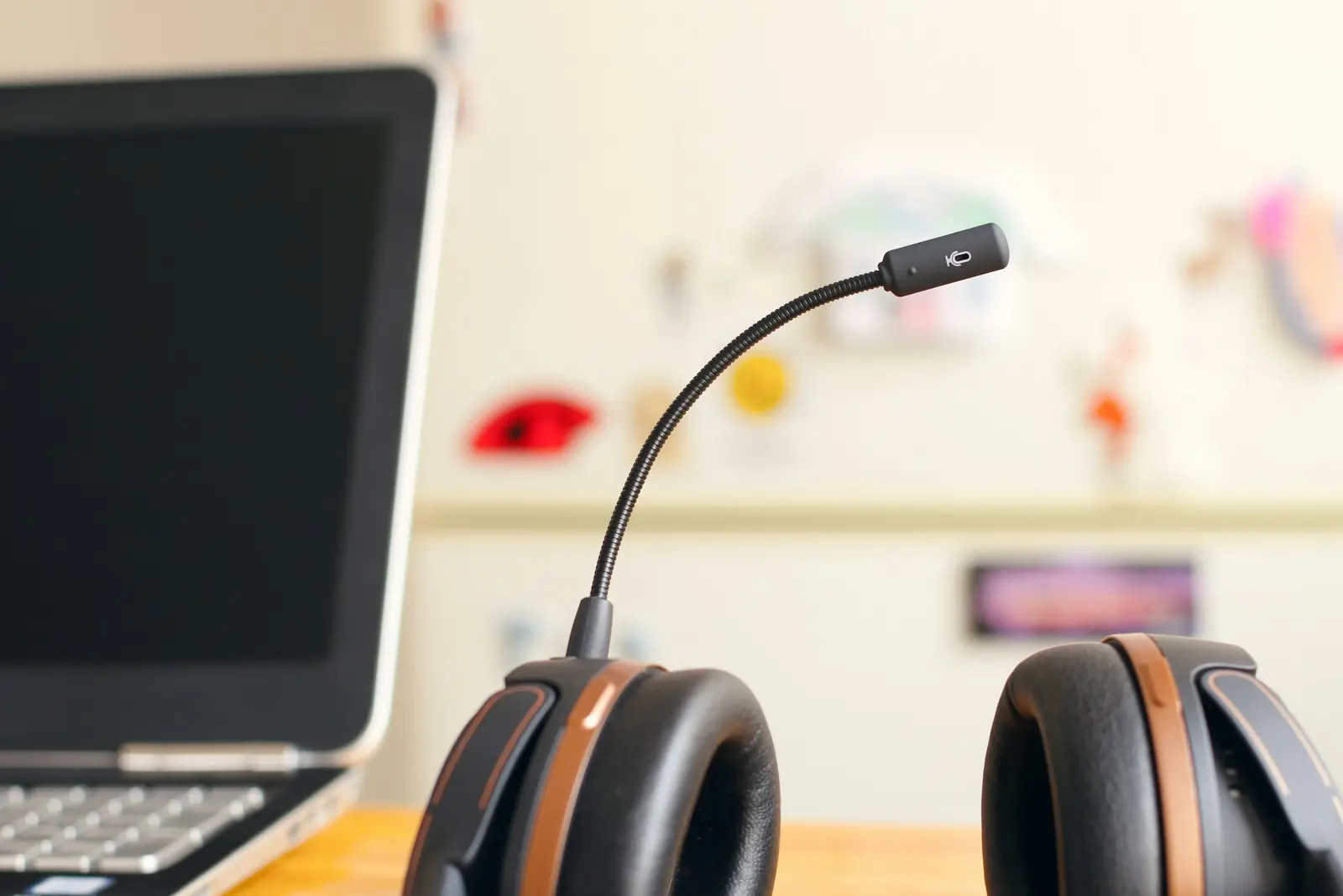 Headset naast een laptop op een bureau