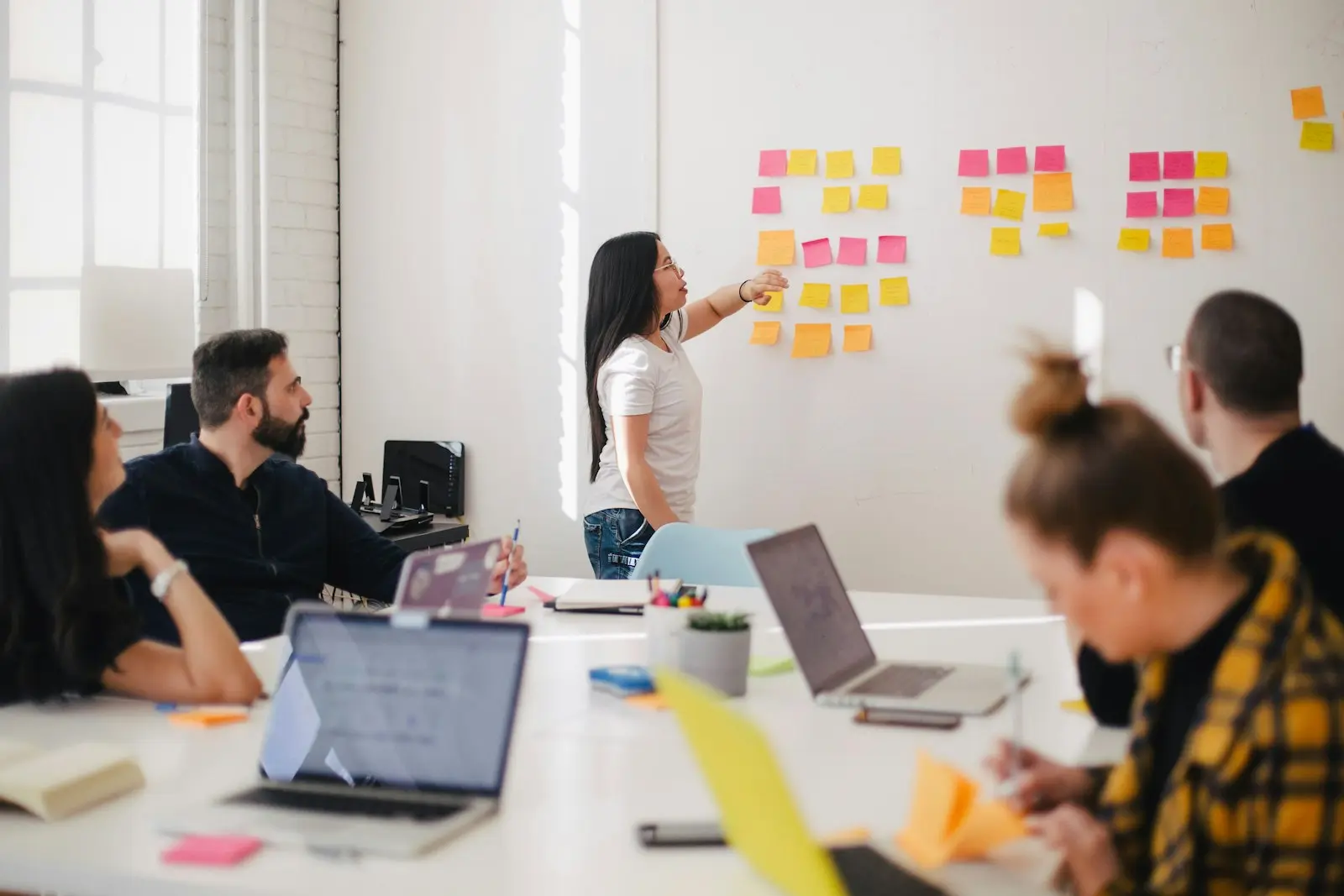 MINIMA-Kollegen, die gemeinsam an einem Auftrag arbeiten