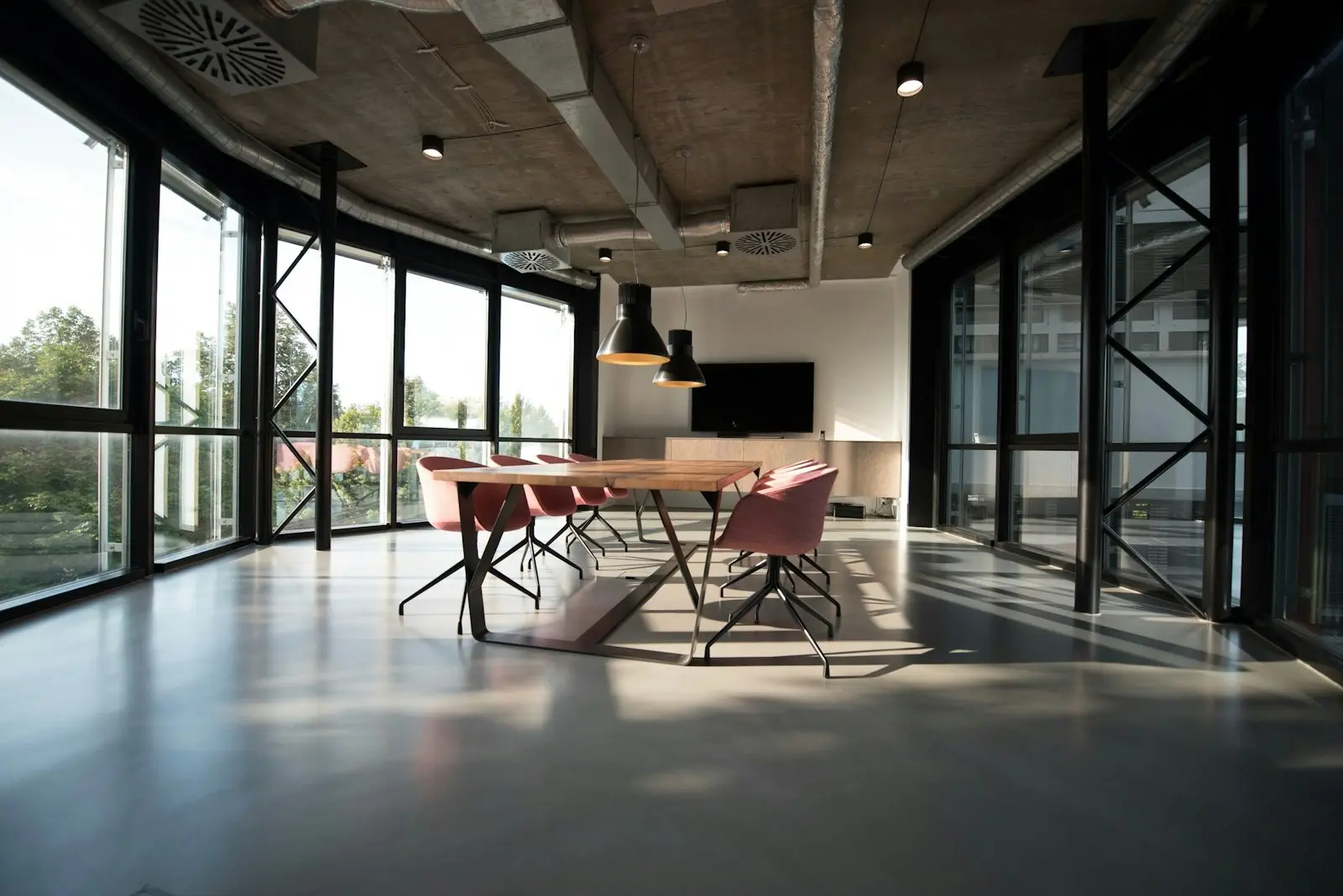 Moderne kantoorruimte met vergadertafel