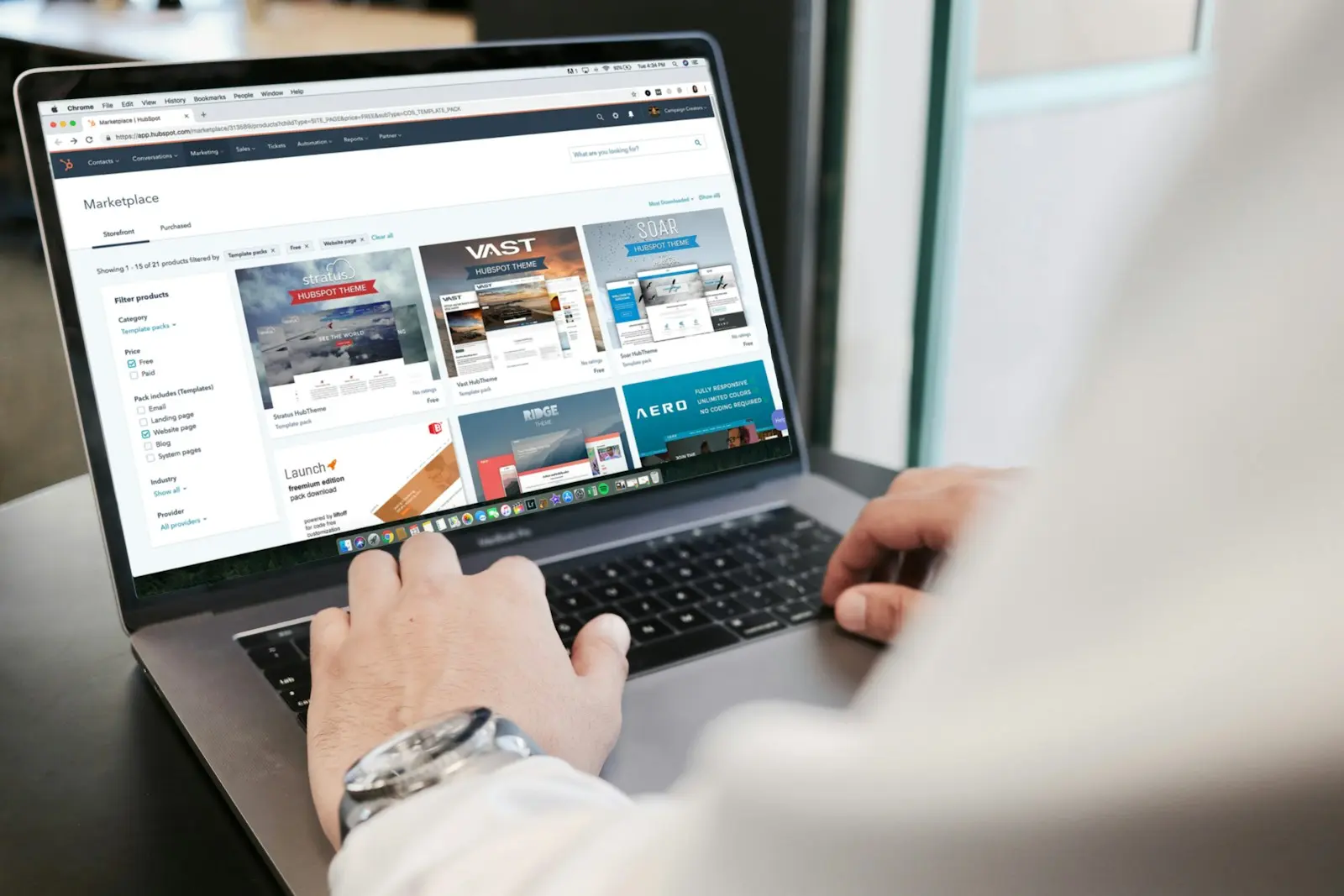 Ondernemer aan het werk op een laptop