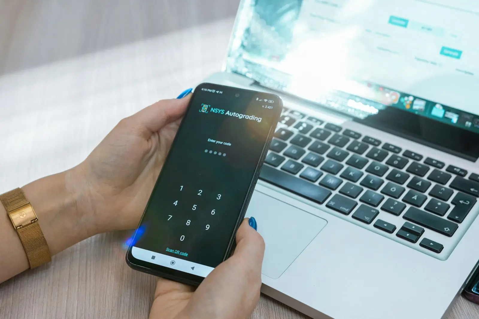 Smartphone met een authenticatie-app voor een laptop