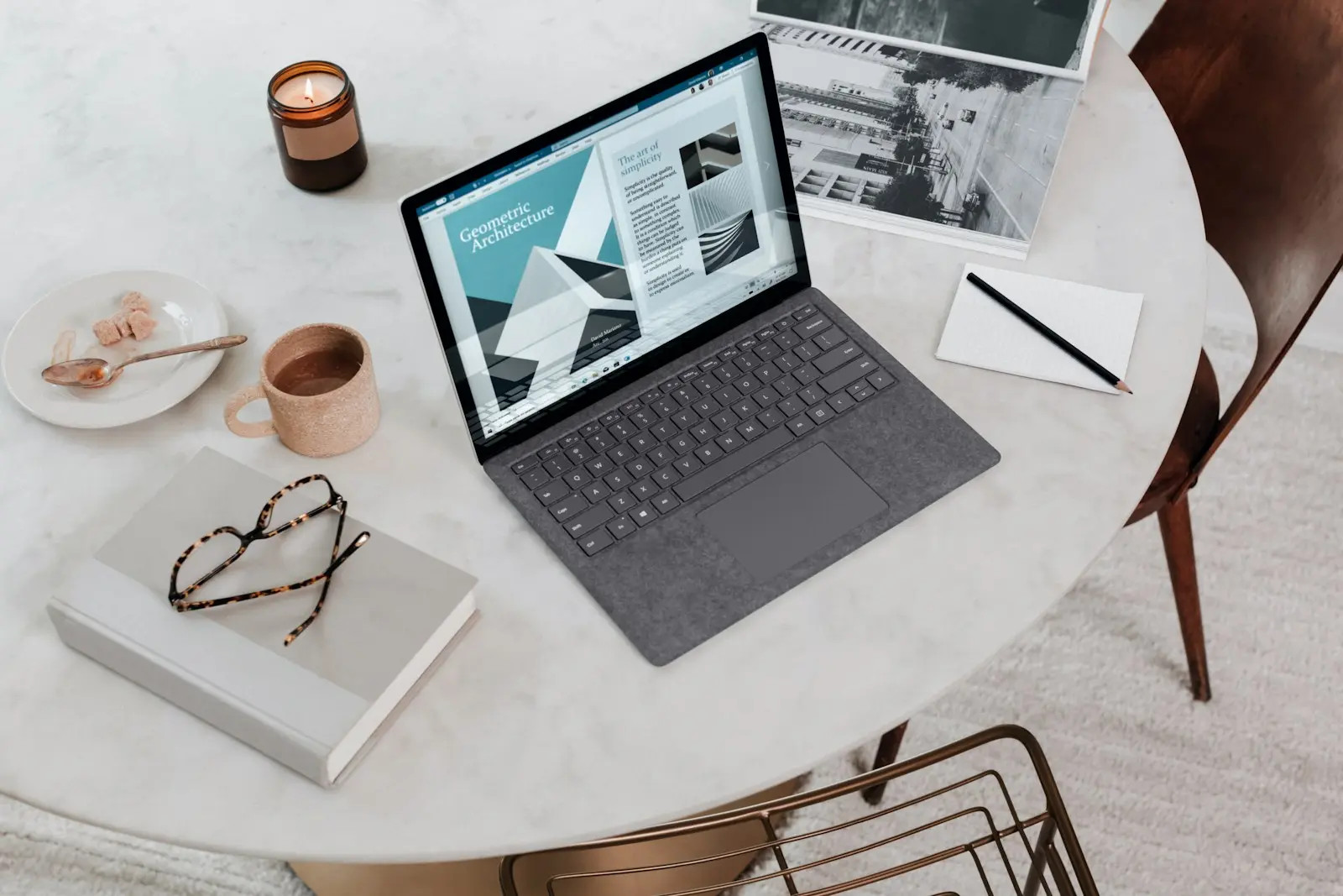Laptop op een tafel