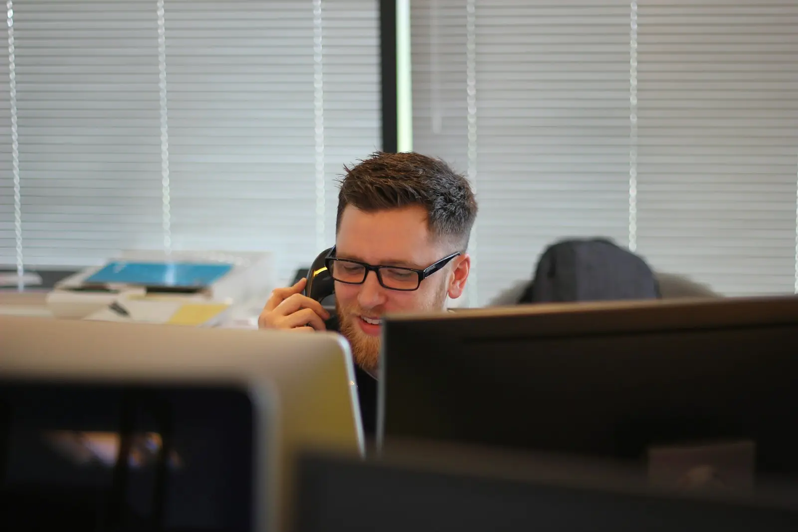 Medewerker belt met een IP-toestel