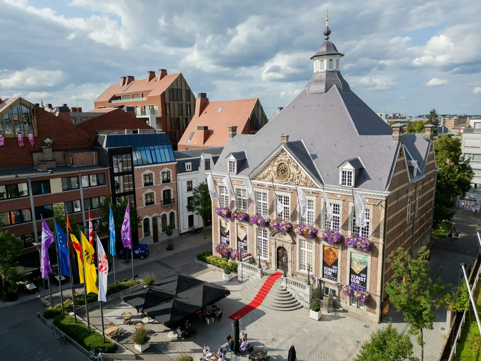 Historisch gebouw met vlaggen in het centrum van Hasselt