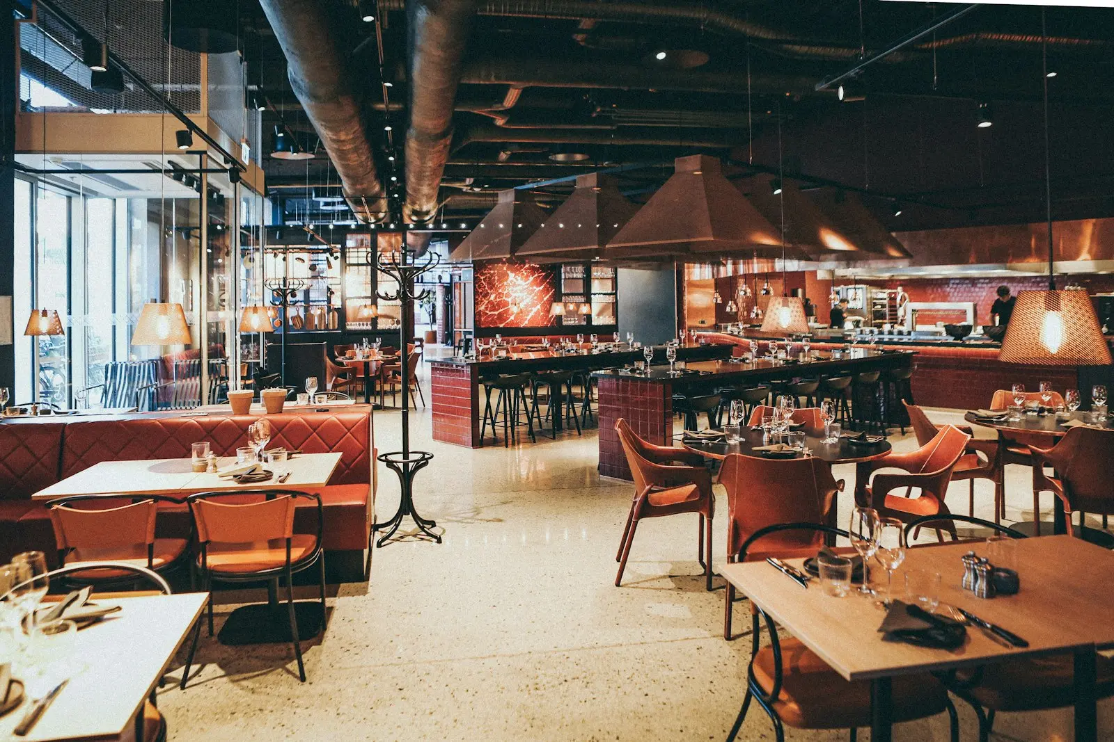 Restaurantzaal met tafels en bar