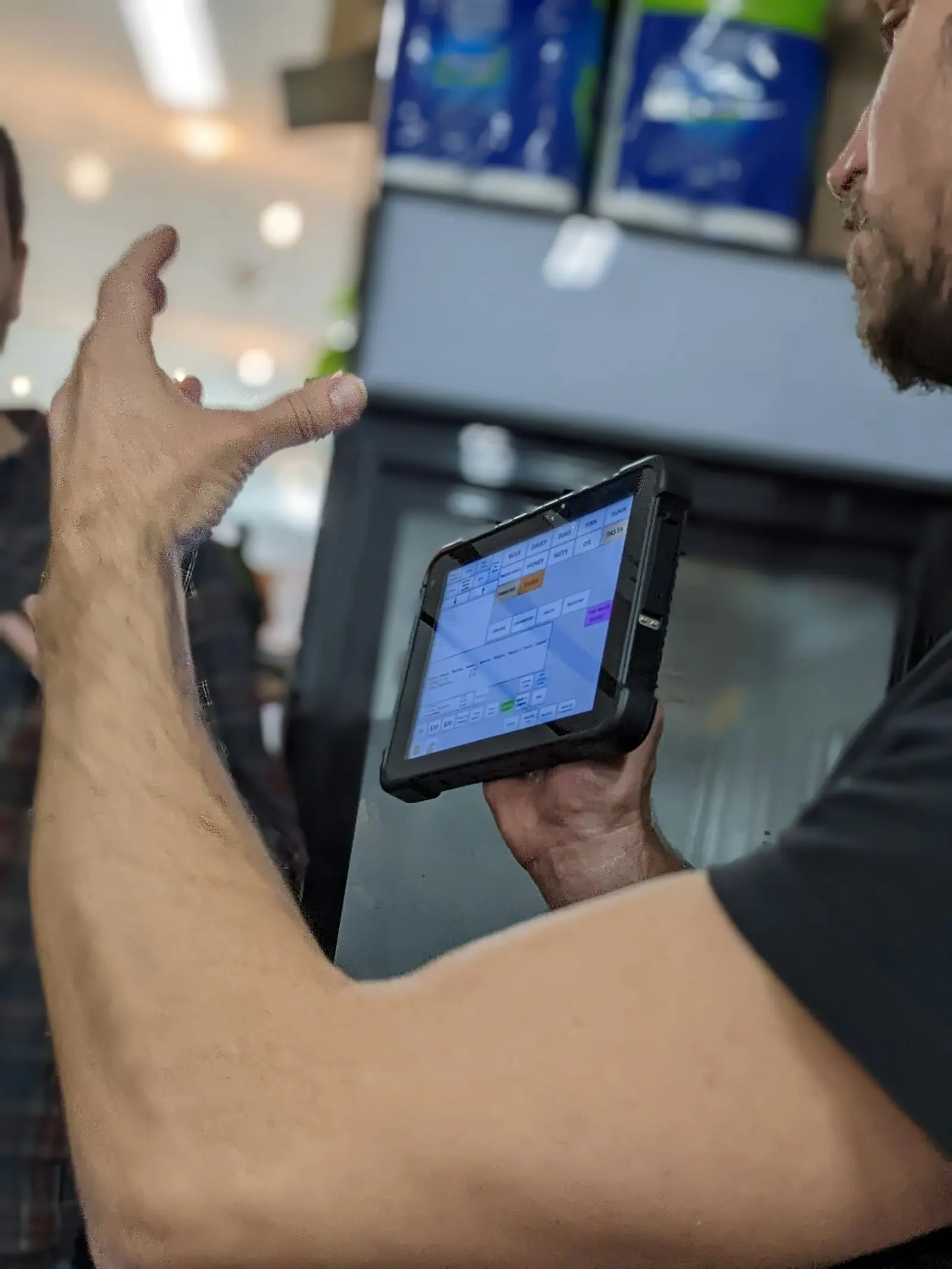 Technieker met een robuuste tablet op de baan
