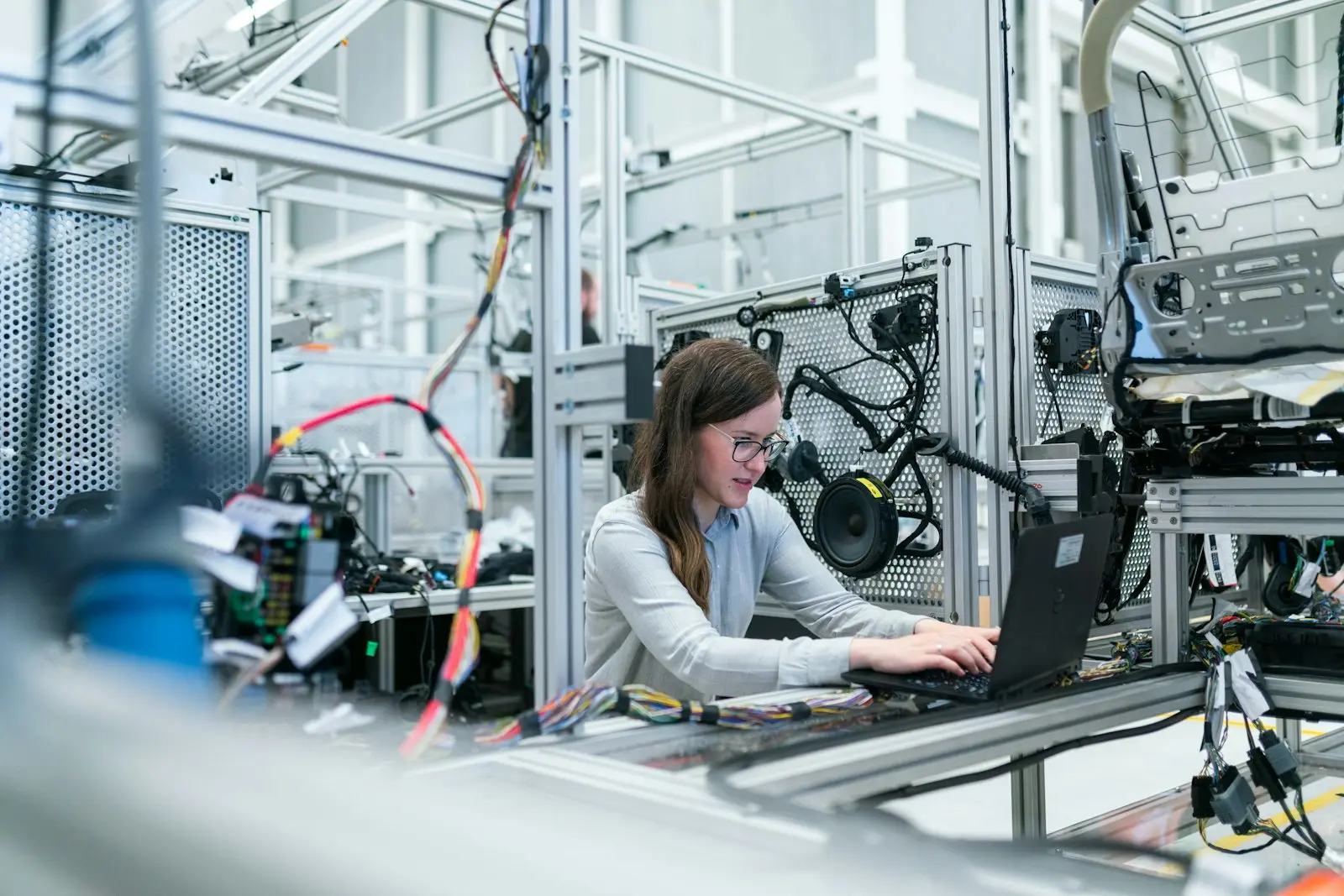 Technicus aan het werk met een tablet