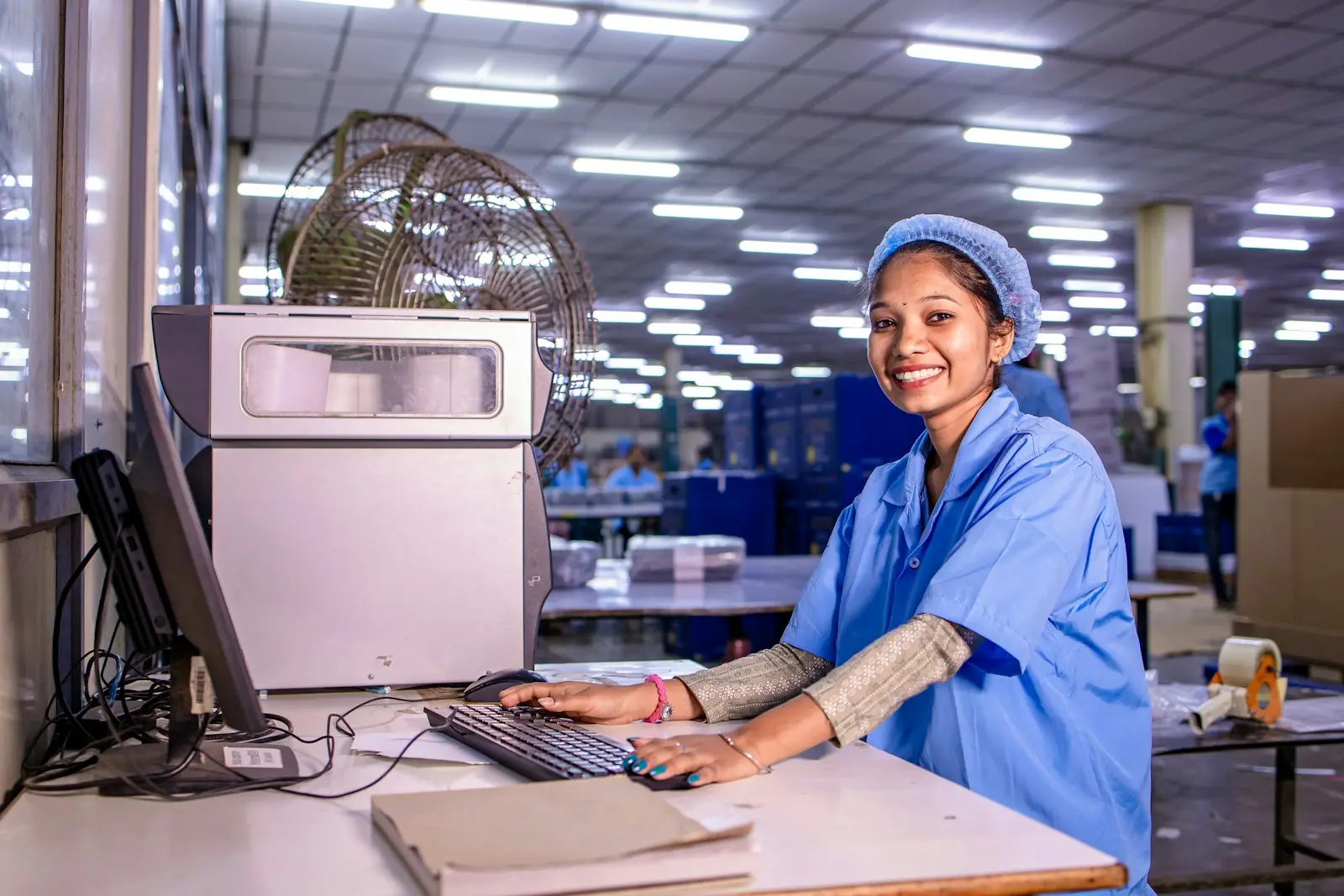 Medewerker aan een computer op een productievloer