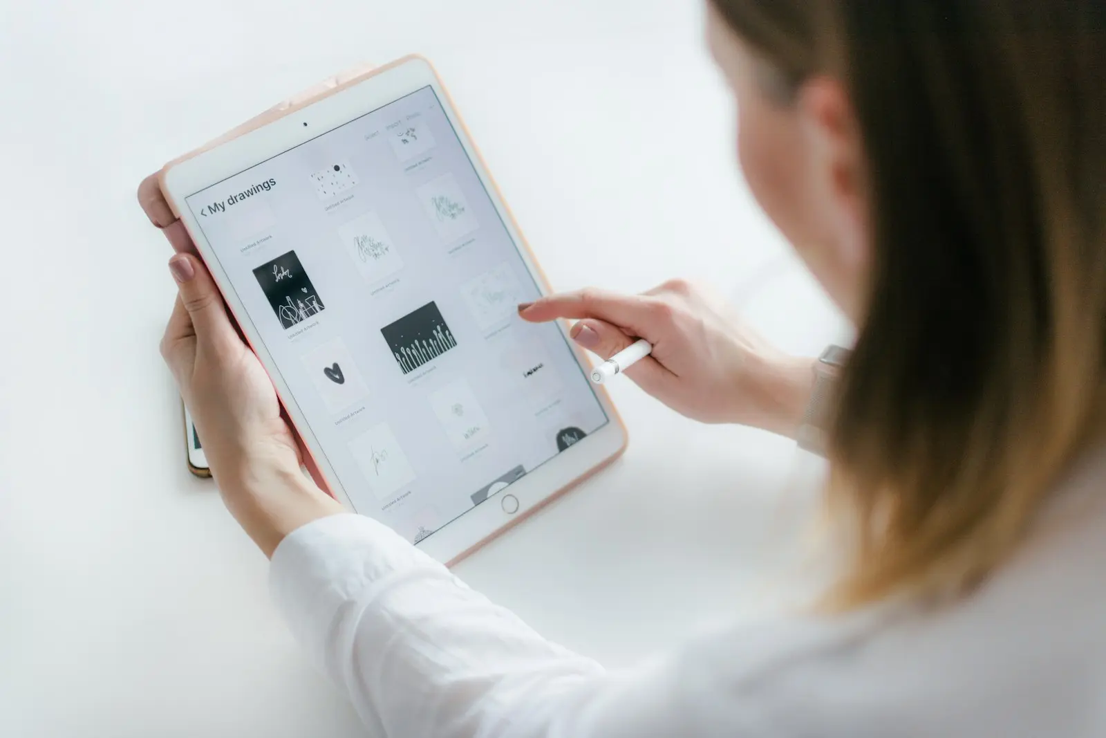 Medewerker die een dossier bekijkt op een tablet