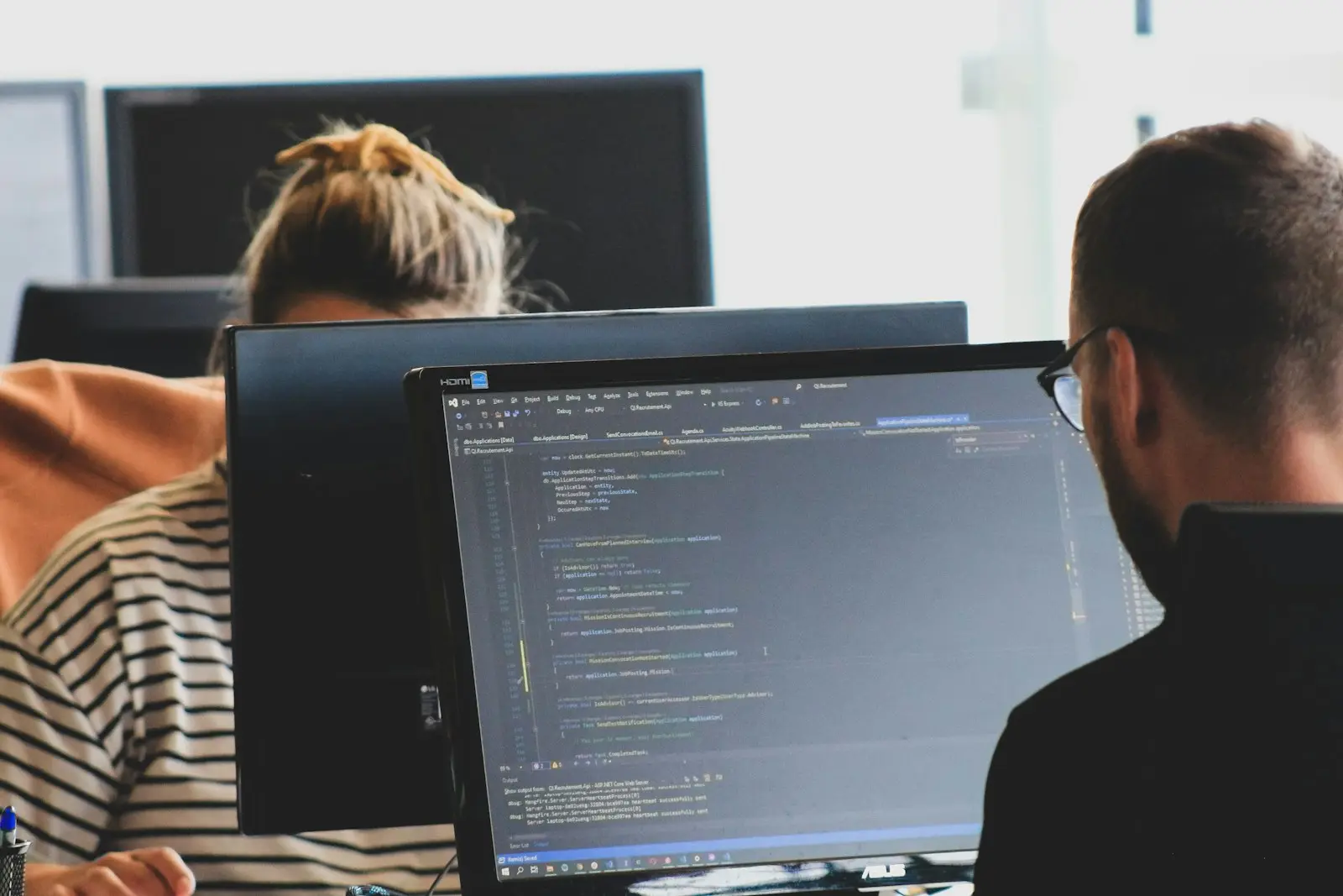 Twee developers aan het werk aan code