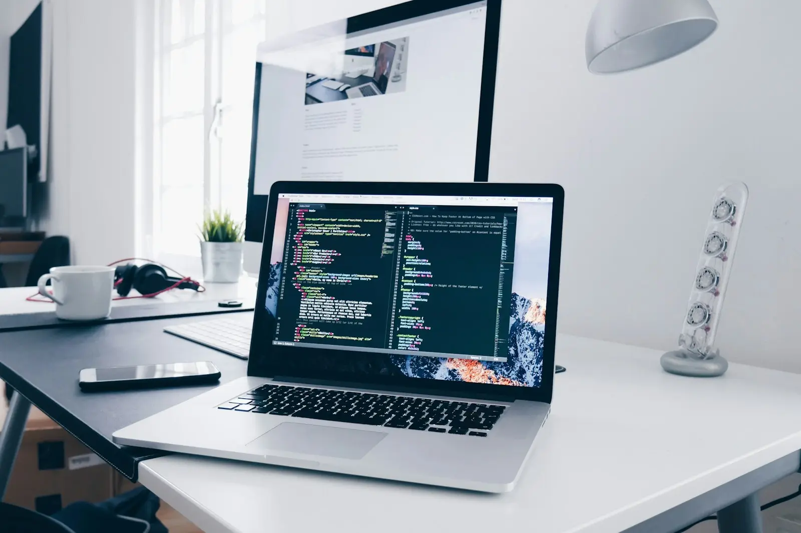 Laptop met code op een bureau