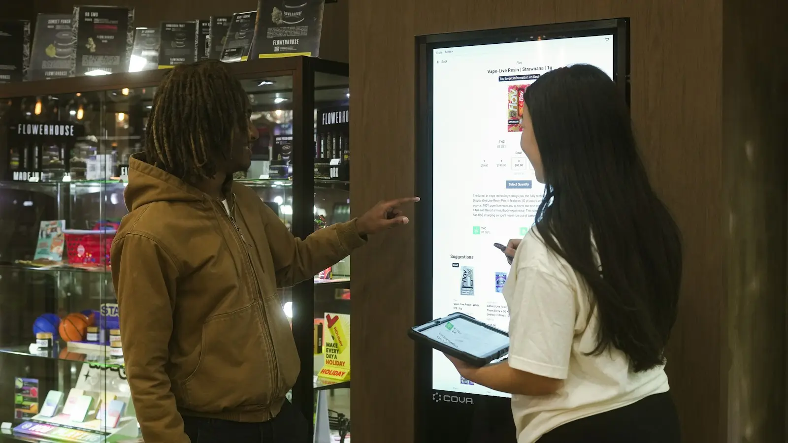Klanten bij een digitaal scherm in een winkel
