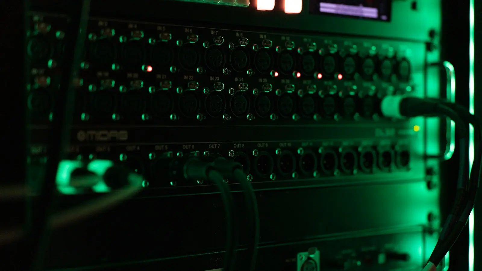 Servers met statuslampjes in een serverrack