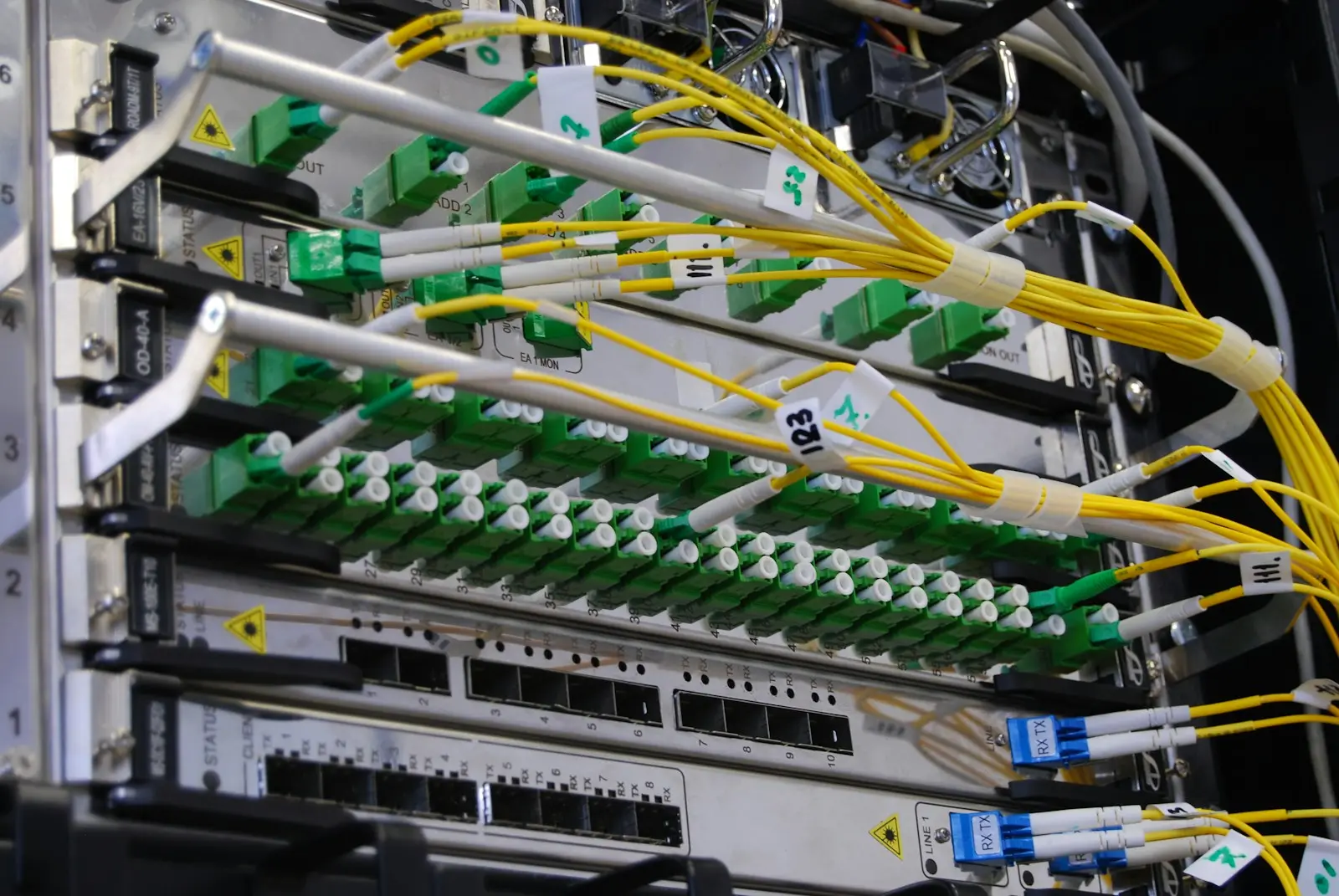Netwerkkabels in een switch in een rack
