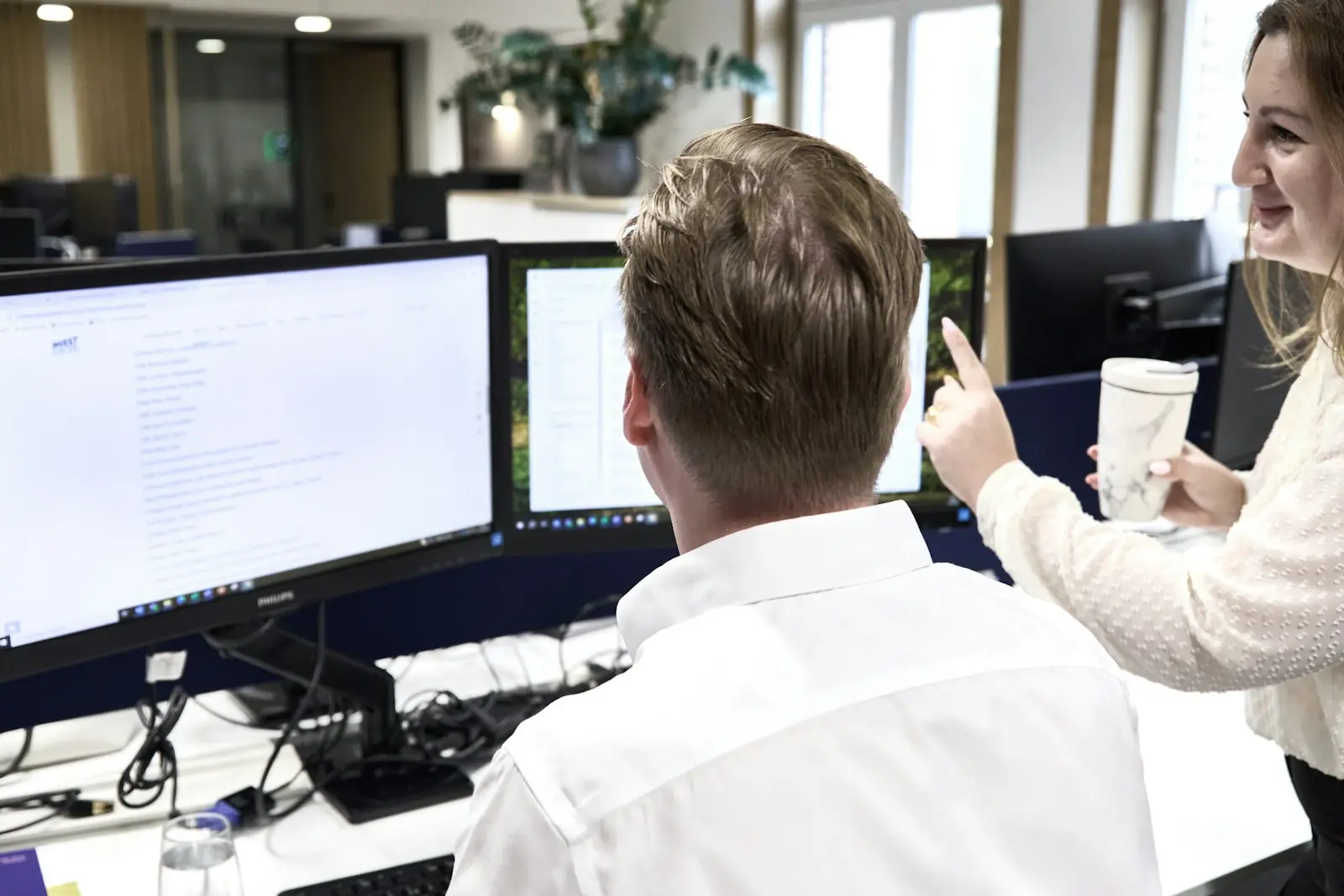 Twee collega's aan het werk aan hun werkplek