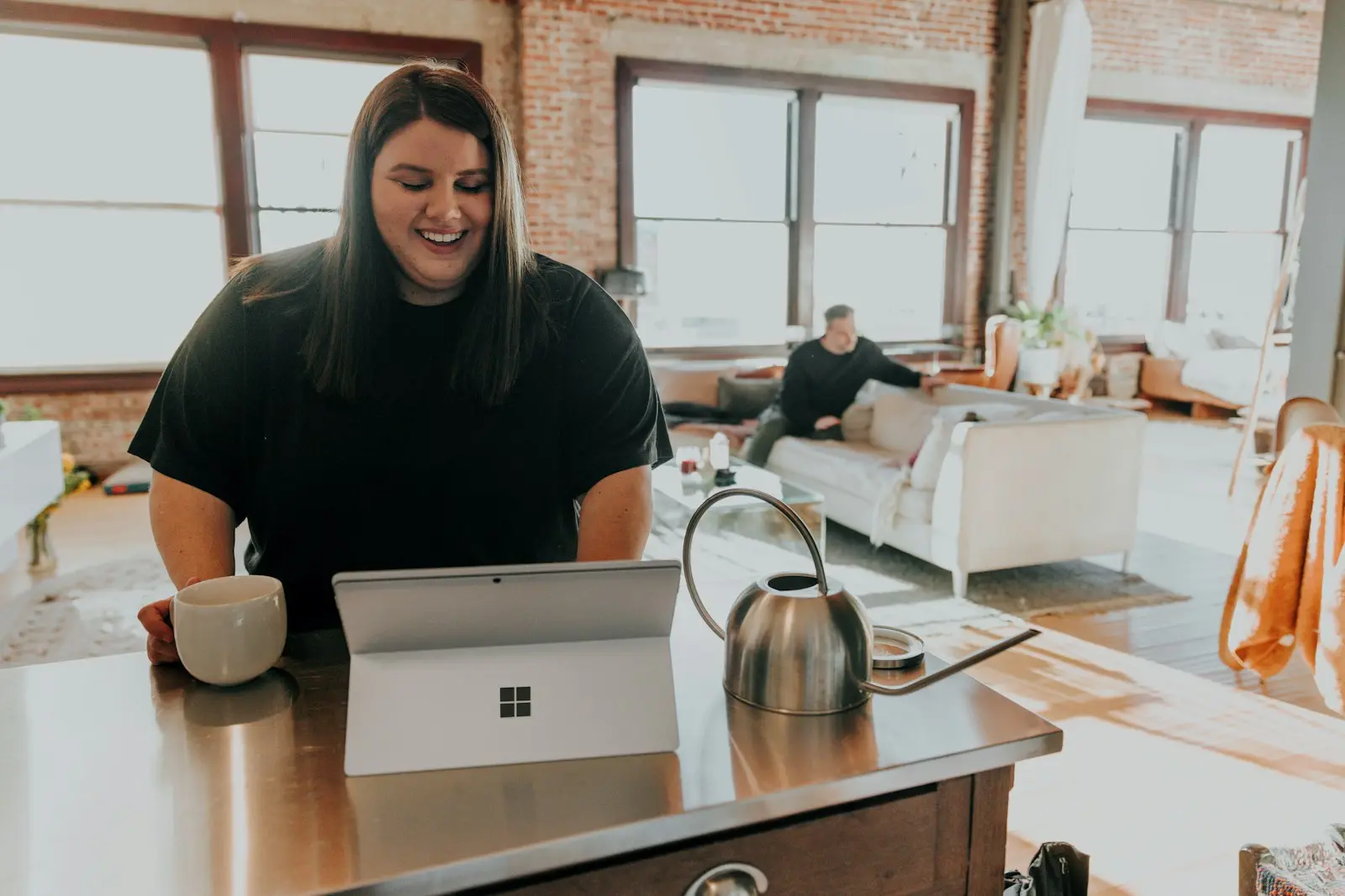 Medewerker aan het werk op een Microsoft Surface-laptop