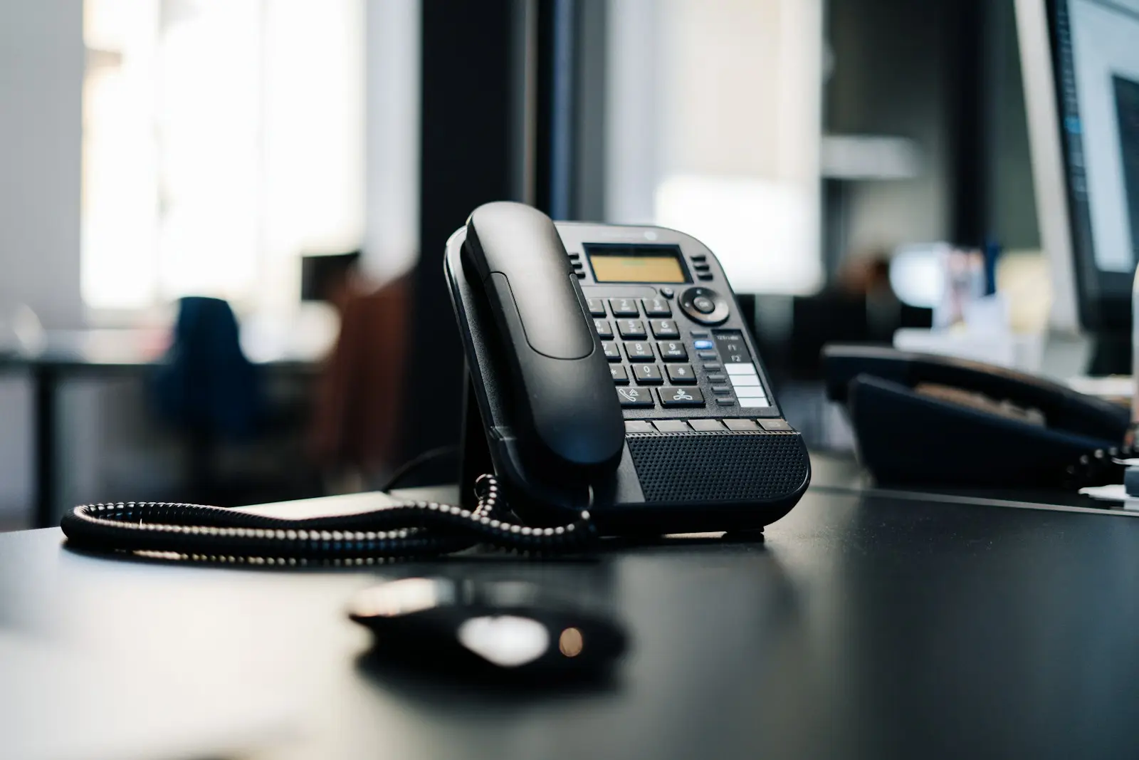 IP-telefoon op een bureau in een kantoor