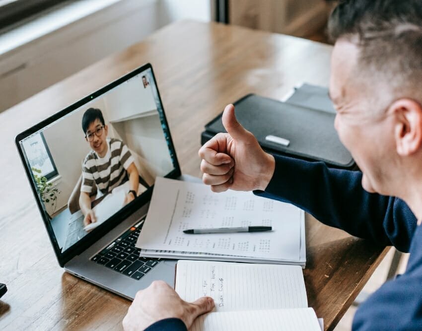 Tevreden klant in online meeting dankzij clouddiensten van MINIMA
