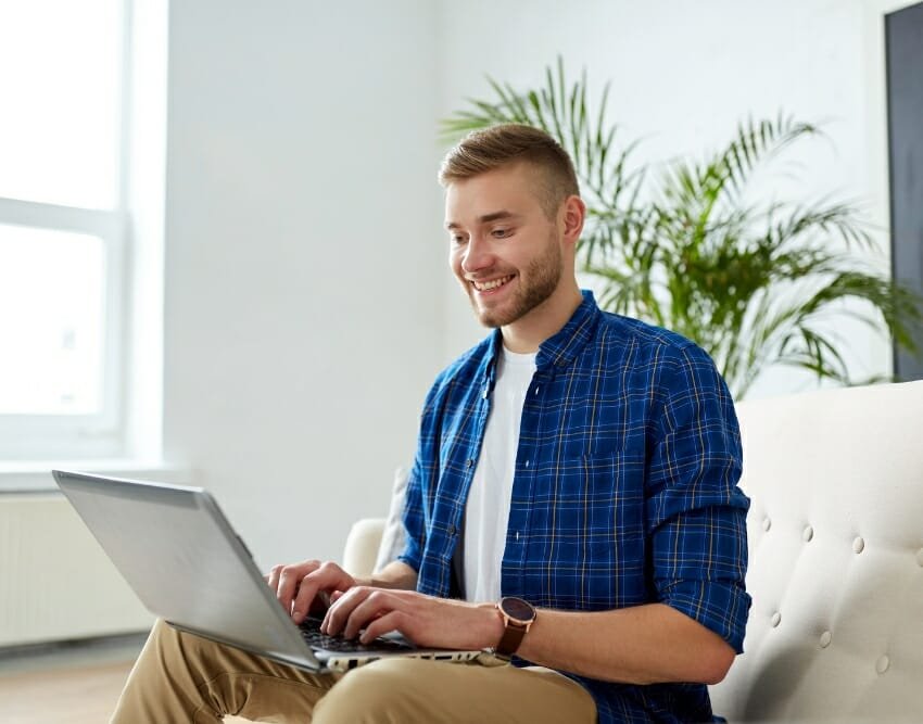Tevreden medewerker klant met laptop dankzij MINIMA