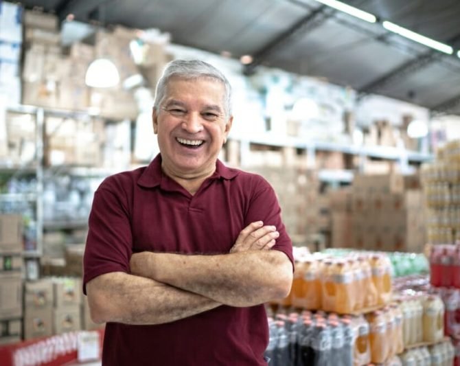 Tevreden logistiek medewerker klant dankzij MINIMA