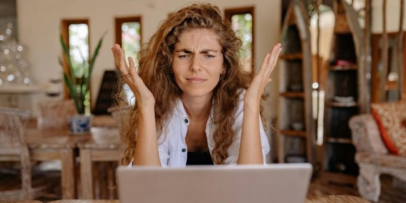 geshockeerd voor de computer, digitale problemen, IT-hulp